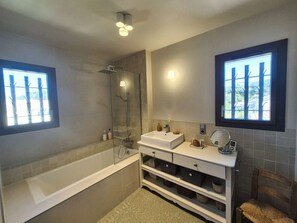 Bathroom - Beautiful villa, 4 rooms, WIFI, A/C, near the beach (SIX FOURS LES PLAGES)