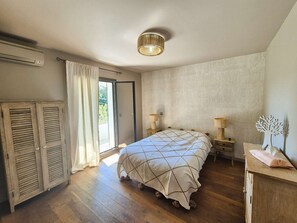 4 bedrooms, free WiFi - Beautiful villa, 4 rooms, WIFI, A/C, near the beach (SIX FOURS LES PLAGES)