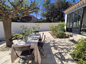 Outdoor dining - Beautiful villa, 4 rooms, WIFI, A/C, near the beach (SIX FOURS LES PLAGES)