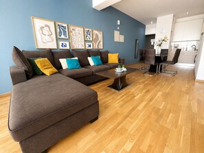 Apartament, 2 dormitoris, cuina, vistes a la ciutat | Sala d'estar | Televisor intel·ligent, Netflix i serveis de streaming 
