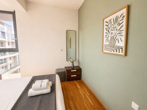 Apartament, 2 dormitoris, cuina, vistes a la ciutat | Llençols de cotó egipci i roba de llit d'alta qualitat 