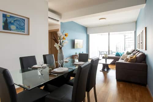 Appartamento, 2 camere da letto, cucina, vista città | Pasti in camera