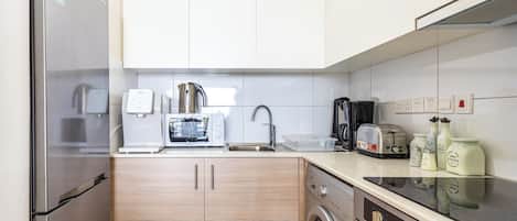 Apartment, 2 Bedrooms, Kitchen, City View | Private kitchen | Full-size fridge, microwave, oven, stovetop