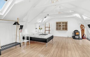 5 bedrooms, free WiFi - 5 bedroom beautiful apartment in Rønne (Rønne)
