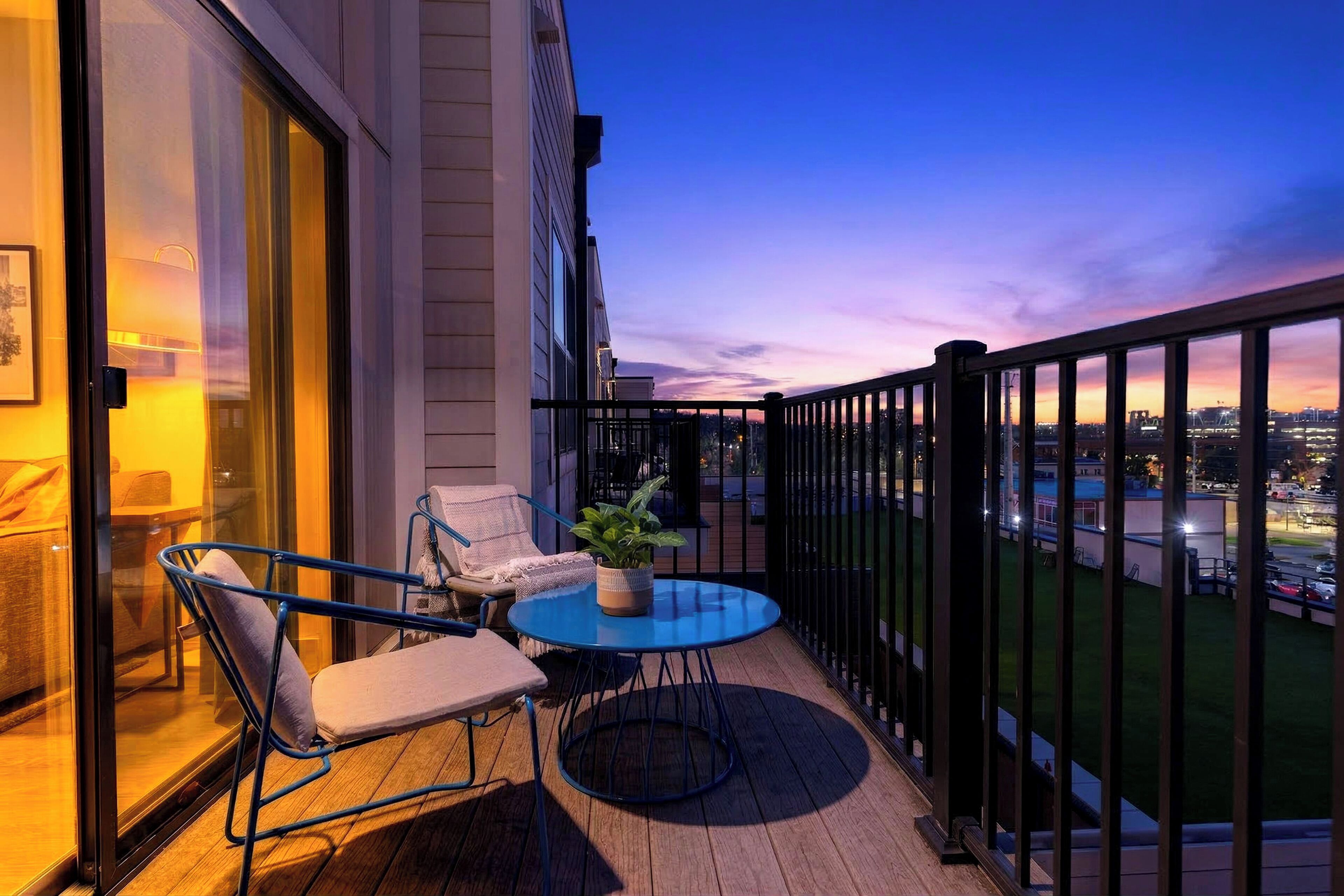 Deluxe Studio w/ Balcony | Balcony