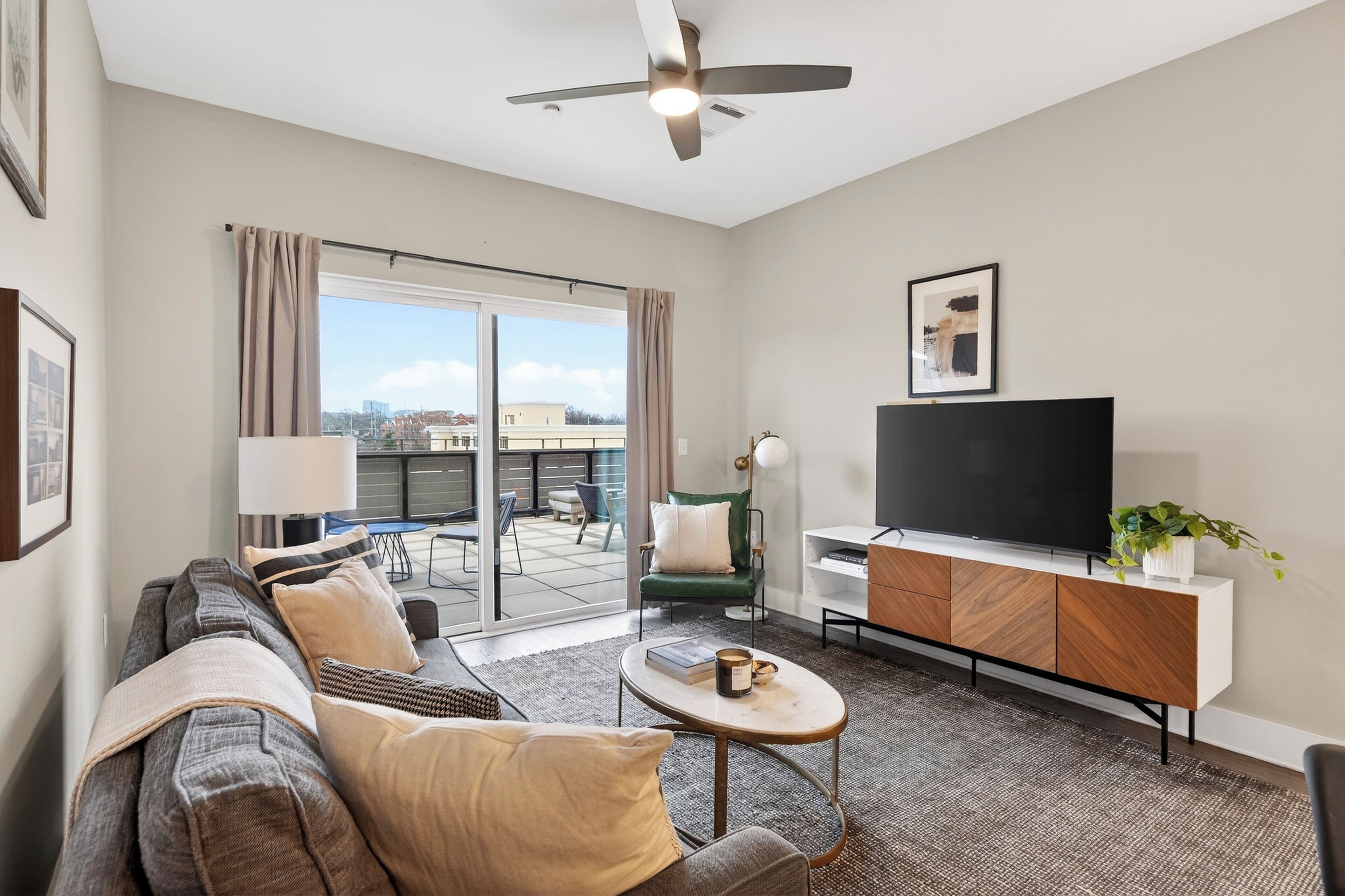 Appartement, 1 chambre | Aire de séjour | Téléviseur connecté de 40 po avec télévision numérique