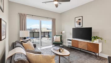 Appartement, 1 chambre | Aire de séjour | Téléviseur connecté de 40 po avec télévision numérique