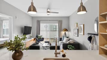 Departamento, 1 habitación | Cocina privada | Refrigerador, microondas, cafetera y tetera y artículos de limpieza