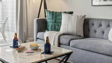 Appartement, 1 chambre | Aire de séjour | Téléviseur connecté de 40 po avec télévision numérique