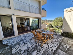 Outdoor dining - Beautiful sea view, swiming pool, beaches (ST MANDRIER SUR MER)