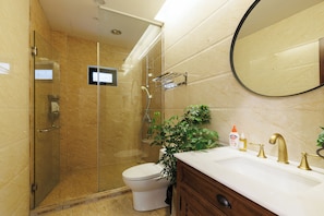 Doccia, asciugacapelli, bidet, asciugamani
