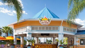 Ravintola nimeltä ’VIAKOOLA GRILL’, jossa on ulkotila ja katettu alue.