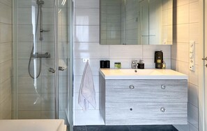 Shower, hair dryer - Awesome home in Stryn with house a mountain view (Stryn)