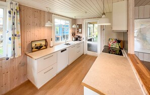 Fridge, microwave, dishwasher, coffee/tea maker - Cozy home in Tarm with sauna (Tarm)