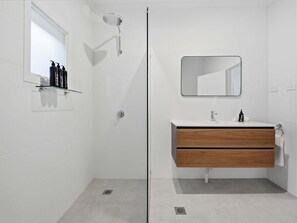 Shower, hair dryer, towels, shampoo - Vale Road Studio Three - Coffee at your doorstep (South Bathurst)