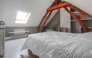 A bedroom with a sloped ceiling, a bed, a desk, a chair, and a window. - 2 bedroom cozy home in Saigneville (Saigneville)