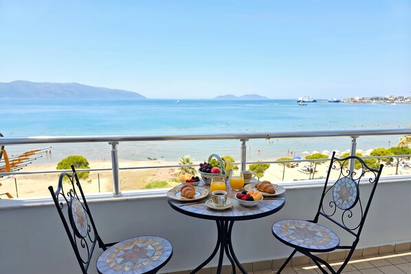 อพาร์ทเมนท์สำหรับครอบครัว, 1 ห้องนอน, ระเบียง, หันหน้าสู่ทะเล (Casa Sul Mare) | รับประทานอาหารกลางแจ้ง