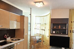 Family Apartment, Multiple Bedrooms, Sea Facing (Casa Sul Mare) | Private kitchen - Casa Sul Mare (Vlorë)