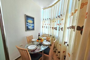 อพาร์ทเมนท์สำหรับครอบครัว, 1 ห้องนอน, ระเบียง, หันหน้าสู่ทะเล (Casa Sul Mare) | ร้านอาหาร