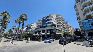 Un hôtel au design moderne, doté de balcons et d’une entrée imposante.