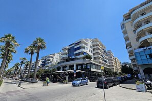 Ein Hotel mit modernem Design, mit Balkonen und einer markanten Eingangshalle.