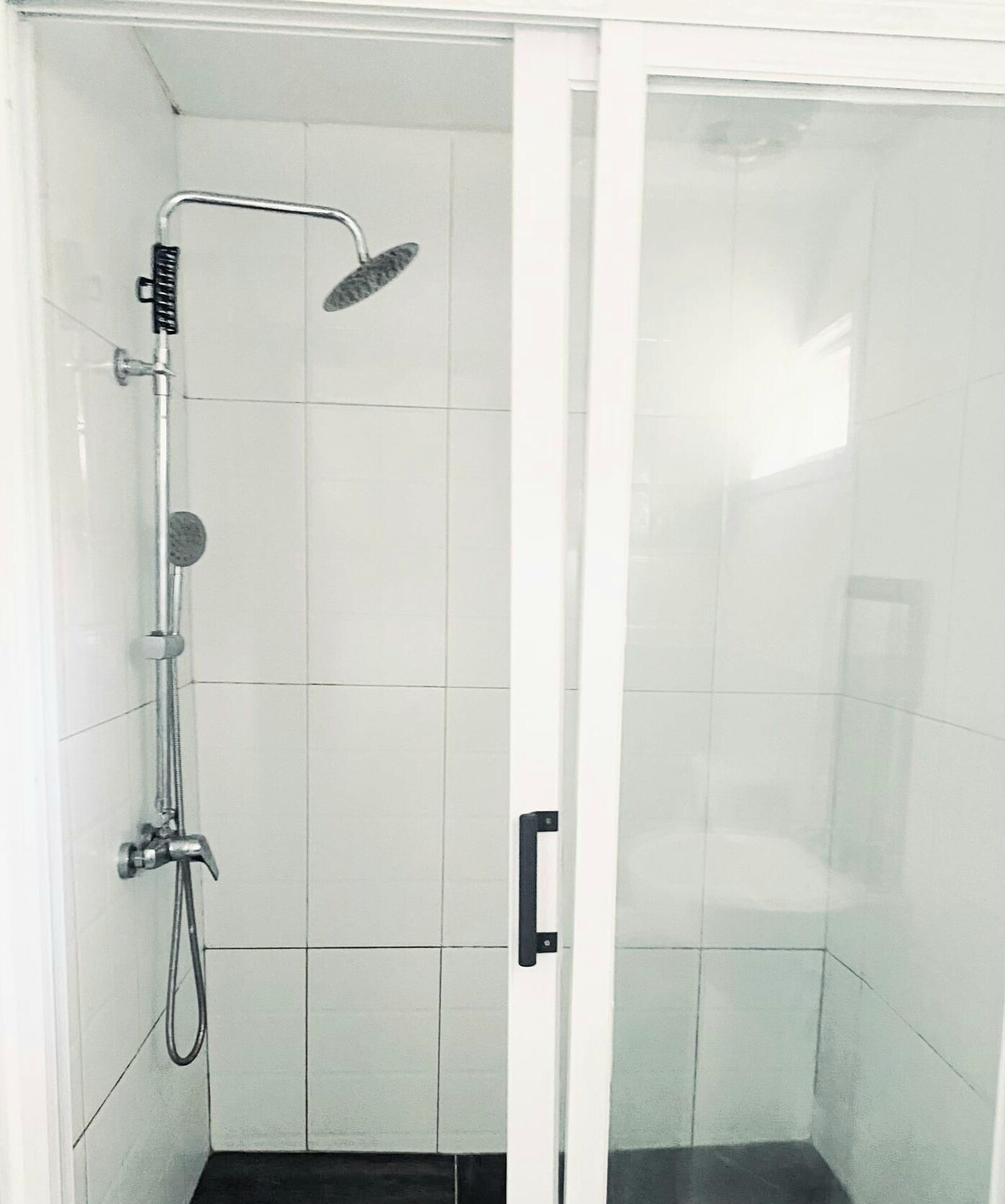 Kamar Quadruple, pemandangan gunung | Kamar mandi | Shower, handuk, sabun, dan tisu toilet