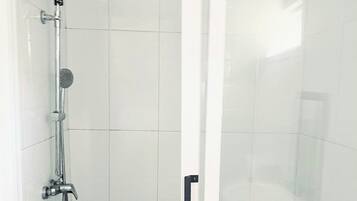 Kamar Quadruple, pemandangan gunung | Kamar mandi | Shower, handuk, sabun, dan tisu toilet