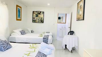 Kamar Quadruple, pemandangan gunung | Meja kerja, ruang kerja ramah laptop, dan setrika/meja setrika
