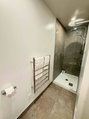 Hair dryer, towels - Freshly Styled 1 Bedroom in Manchester Street (Christchurch)