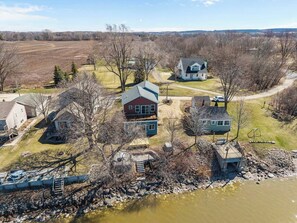 Nestled by the lake - LAKEFrontT! Private Dock! Water toys! Sleeps 17! (Chilton)