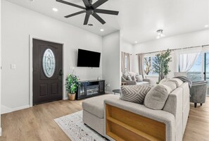 Living area - LAKEFrontT! Private Dock! Water toys! Sleeps 17! (Chilton)