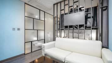 Deluxe Room | Desk, free WiFi