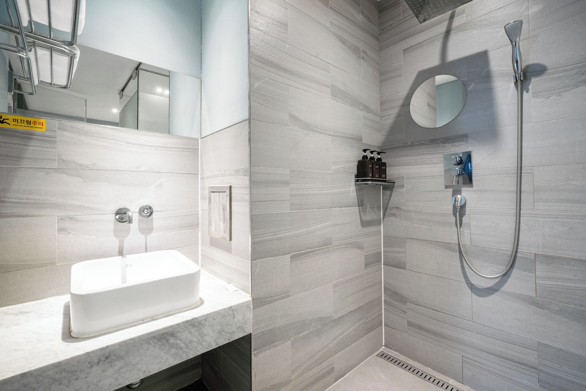 Deluxe Room | Bathroom | Separate tub and shower, hair dryer, towels, soap