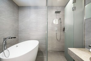 Premium-Zimmer | Badezimmer | Badewanne und Dusche (separat), Haartrockner, Handtücher, Seife
