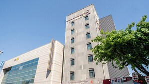 A multi-story hotel with a modern design, featuring large windows and a prominent signage. - Design Hotel Tteulaen (Pyeongtaek)