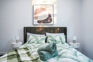 Een strijkplank/strijkijzer, wifi, beddengoed
