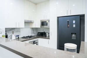Fridge, microwave, oven, stovetop - A Quiet Urban Retreat in City (Ultimo)
