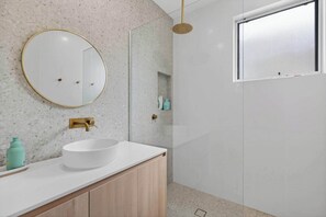 Shower, towels - 15A Charteris St, Port Elliot Walk to Horseshoe Bay (Port Elliot)