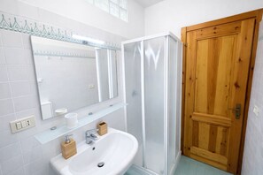 Shower, hair dryer - Il Borgo monolocale a Rio Elba (Rio dell'Elba)