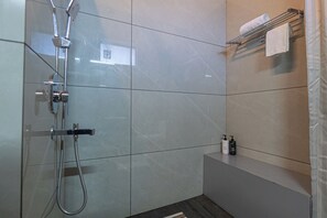 Luxury Apartment | Bathroom | Shower, towels, soap, shampoo - ALAYA STAYS Lakefront Suite Naukuchiatal (Siloti Pant)