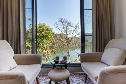 ALAYA STAYS Lakefront Suite Naukuchiatal