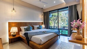 Un dormitorio moderno con una cama grande, lámparas de noche, ventilador de techo y vistas al exterior.