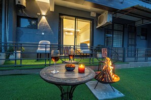 Outdoor dining - ALAYA STAYS Lakefront Suite Naukuchiatal (Siloti Pant)