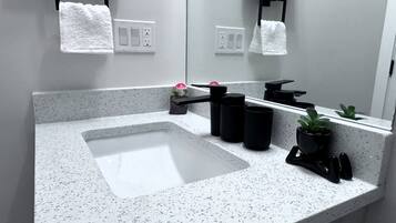 Dusche, Handtücher, Seife, Shampoo