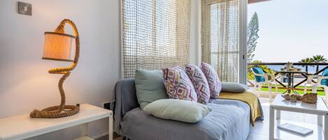 Departamento, 1 cama matrimonial, cocina, vista al mar | Área de sala de estar | Smart TV, Netflix y servicios de streaming