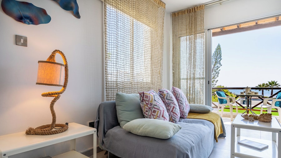 Seawaves 1- BR Apt. by Meneou Beach