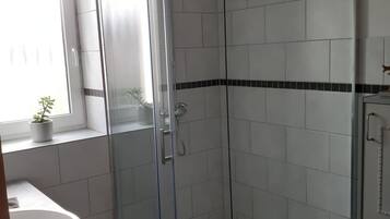 Dusche, Handtücher, Seife, Toilettenpapier