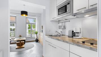 Kühlschrank, Mikrowelle, Herdplatte, Wasserkocher mit Kaffee-/Teezubehör