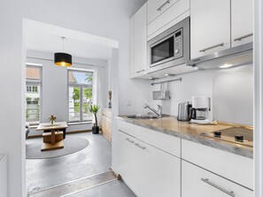 Frigorífico, microondas, placa de cocina y cafetera o tetera