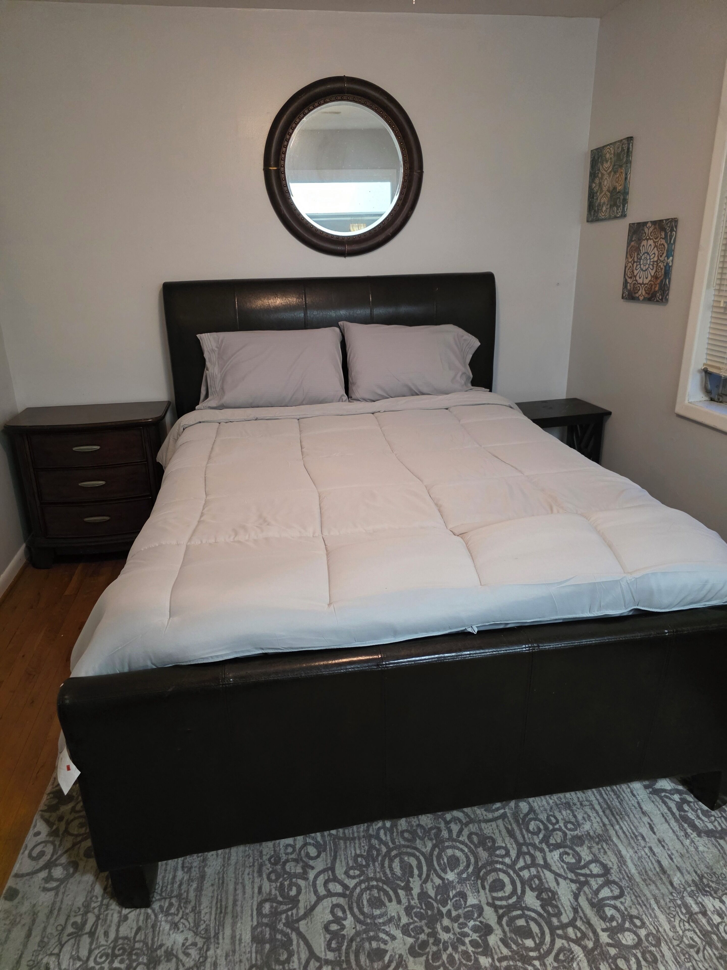 4 bedrooms, iron/ironing board, WiFi, bed sheets